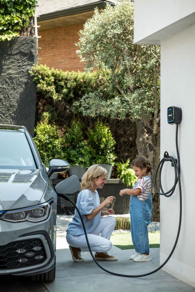 Wallbox Pulsar Max elektromos autó fali töltő 22 kw-os 11 kw-os töltés wallbox pulsar max napelemmel